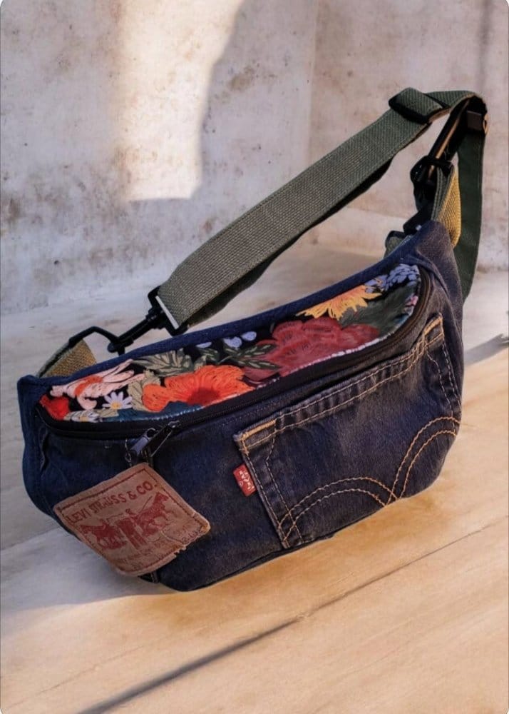 Sac banane façonné dans un jean Levi's, doublure fleurie
